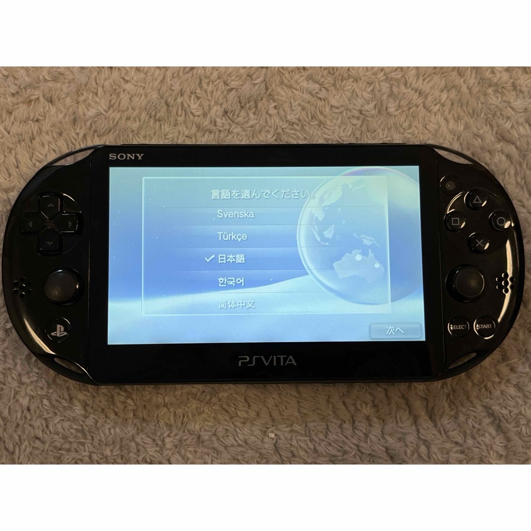 PlayStation Vita(プレイステーションヴィータ)のPSvita ソフト付きpch-2000 ブラック エンタメ/ホビーのゲームソフト/ゲーム機本体(携帯用ゲーム機本体)の商品写真