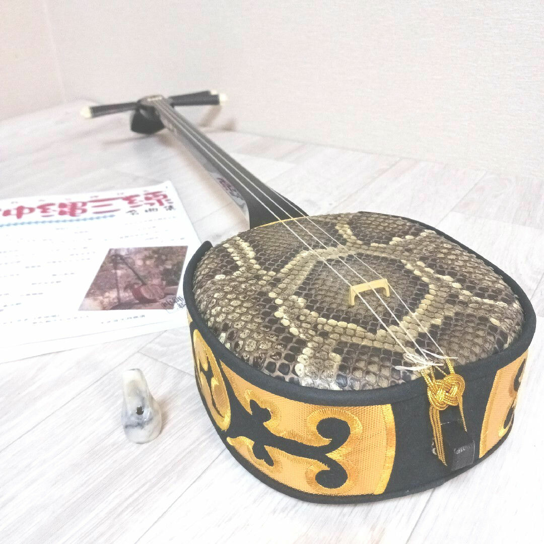 美品　 沖縄三線  強化張り 本皮 弦楽器 和楽器 琉球 黒塗り 高級品楽器