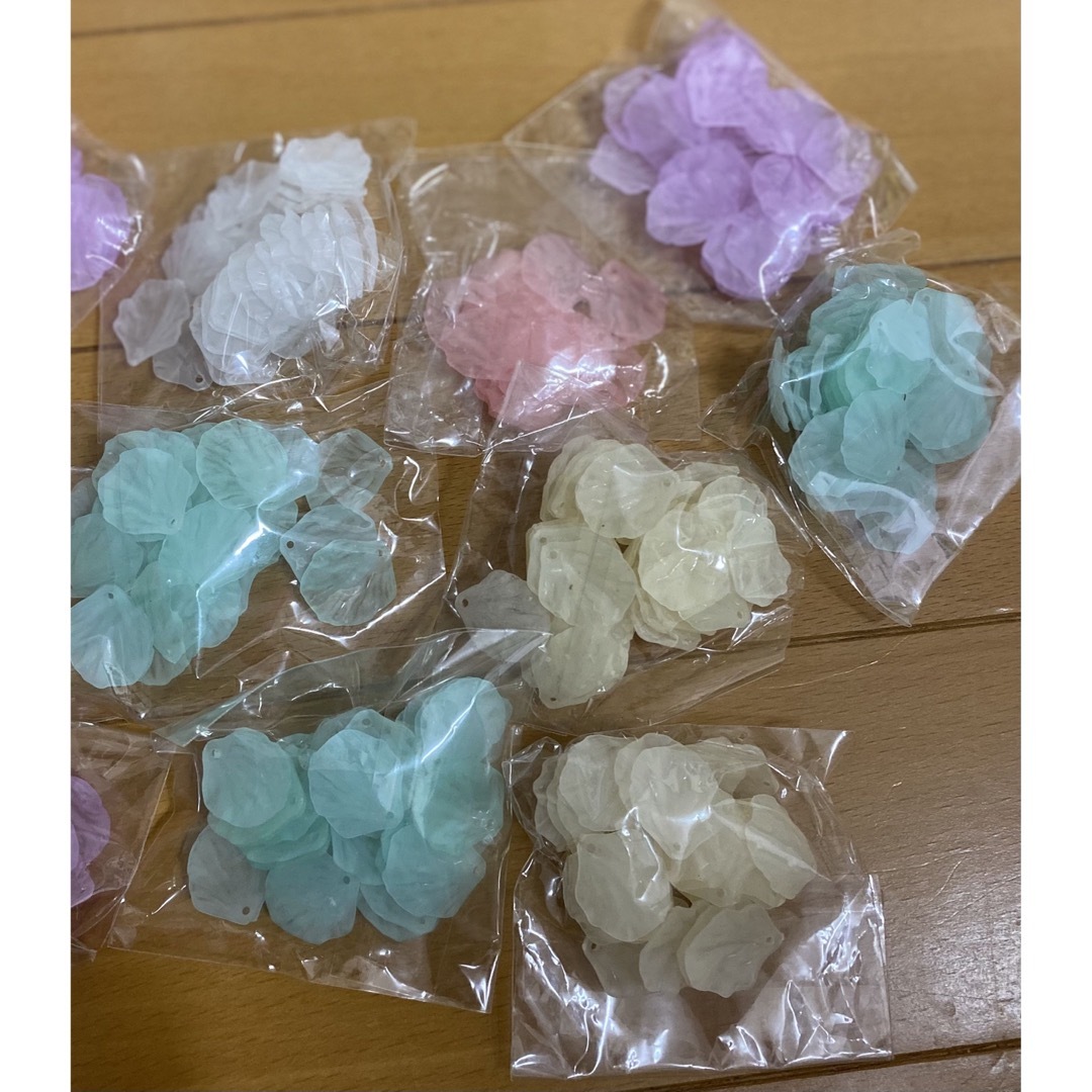 ハンドメイドアクセサリー用花びらパーツ ハンドメイドの素材/材料(各種パーツ)の商品写真