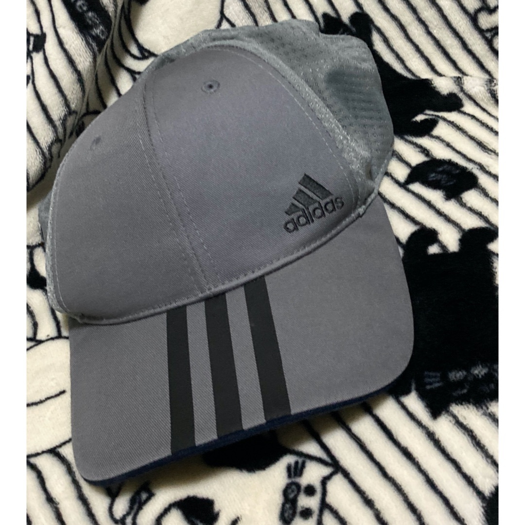 adidas(アディダス)の様々なスポーツに【adidas／アディダス】グレーカラースナップバック帽子CAP メンズの帽子(キャップ)の商品写真