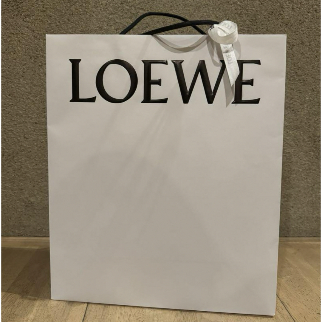 LOEWE(ロエベ)のLOEWE ロエベ 紙袋　ロゴ入りリボン付き レディースのバッグ(ショップ袋)の商品写真