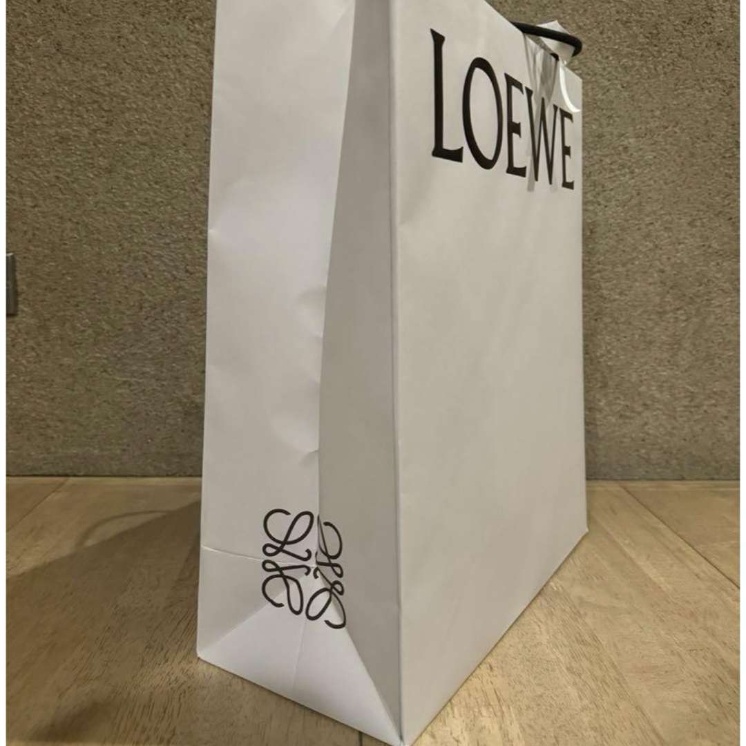 LOEWE(ロエベ)のLOEWE ロエベ 紙袋　ロゴ入りリボン付き レディースのバッグ(ショップ袋)の商品写真