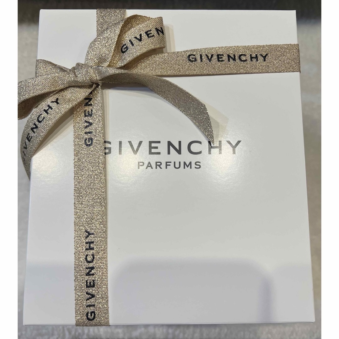 GIVENCHY(ジバンシィ)のGIVENCHY ウィンター ビューティー キット 限定ノベルティ・バニティ レディースのファッション小物(ポーチ)の商品写真