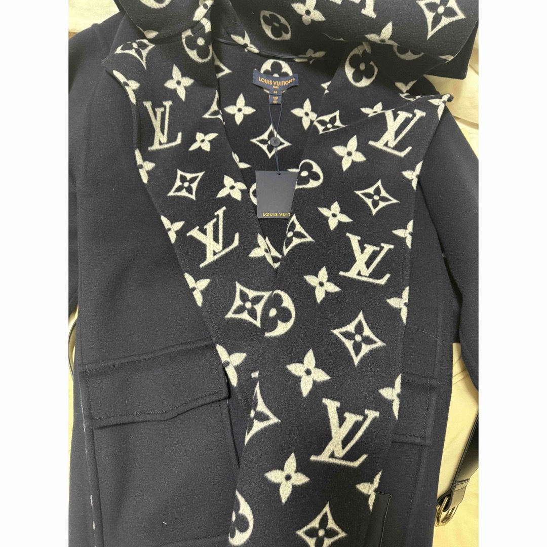 LOUIS VUITTON(ルイヴィトン)の新品　ルイヴィトン　ラップコート　ショートフーディ　フーデッドラップコート レディースのジャケット/アウター(ロングコート)の商品写真