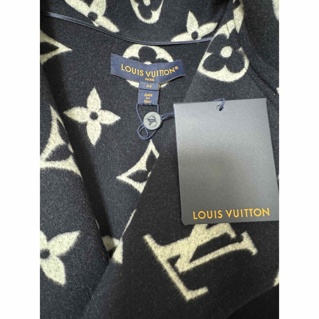 LOUIS VUITTON(ルイヴィトン)の新品　ルイヴィトン　ラップコート　ショートフーディ　フーデッドラップコート レディースのジャケット/アウター(ロングコート)の商品写真