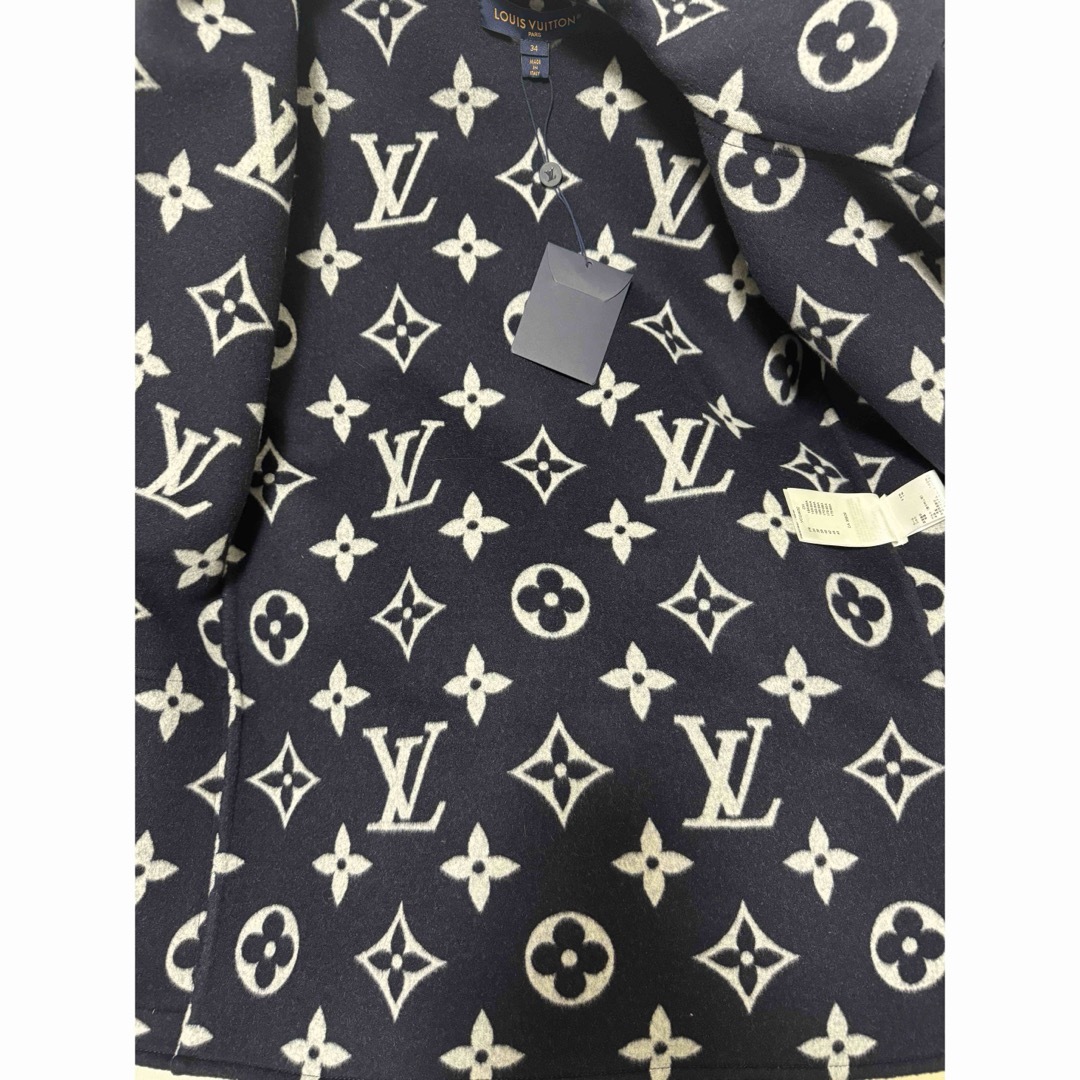 LOUIS VUITTON(ルイヴィトン)の新品　ルイヴィトン　ラップコート　ショートフーディ　フーデッドラップコート レディースのジャケット/アウター(ロングコート)の商品写真