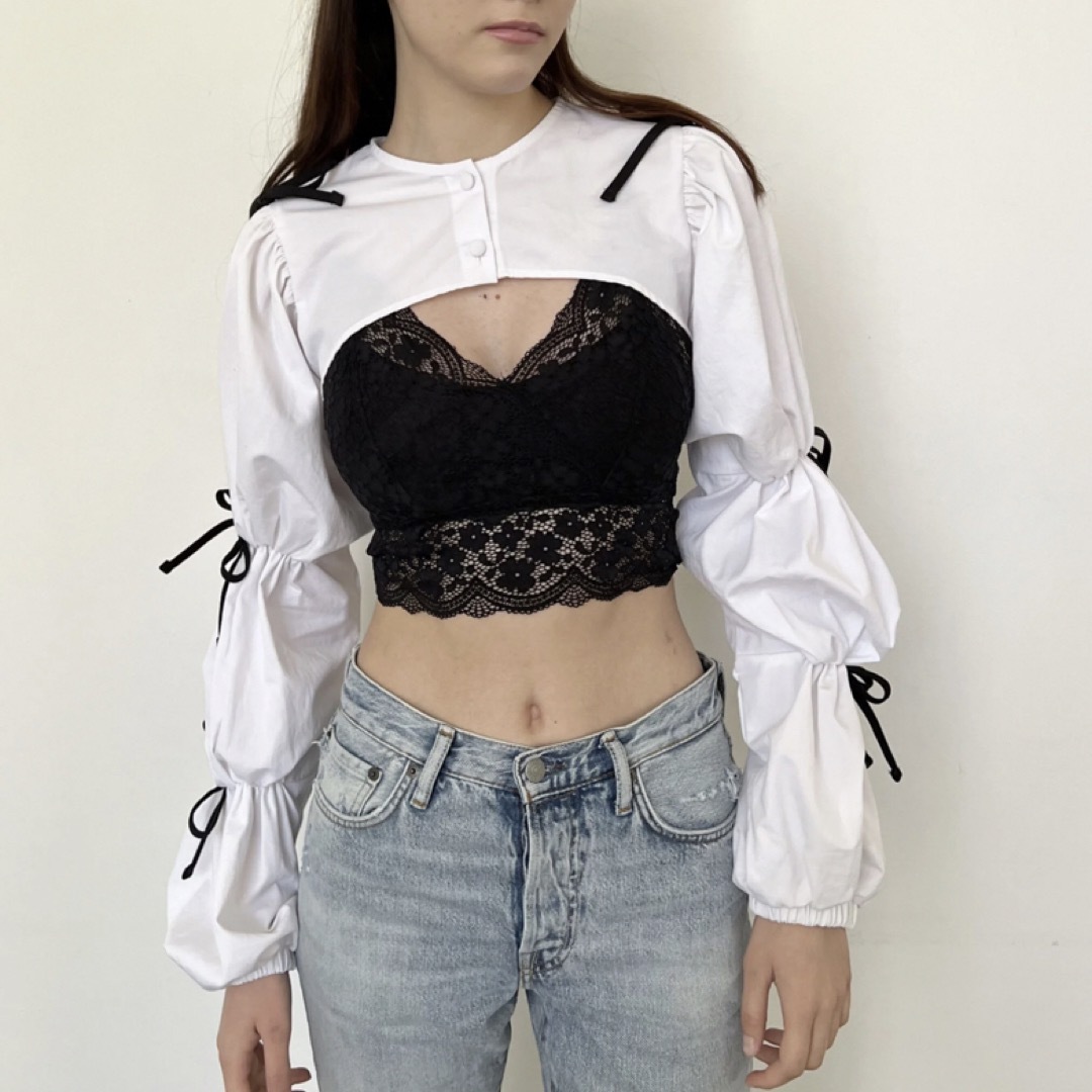 épine(エピヌ)のvolume ribbon cropped blouse white レディースのトップス(シャツ/ブラウス(長袖/七分))の商品写真