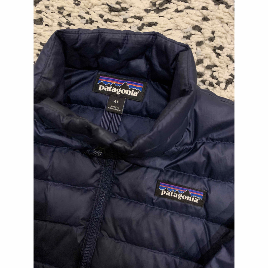 patagonia(パタゴニア)のパタゴニア　ダウンジャケット　4T 110 キッズ/ベビー/マタニティのキッズ服男の子用(90cm~)(ジャケット/上着)の商品写真