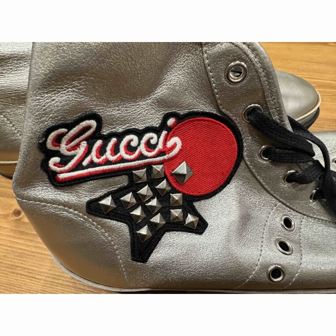 Gucci(グッチ)のグッチ　ハイカットスニーカー　カーフワッペンスタッズ メンズの靴/シューズ(スニーカー)の商品写真
