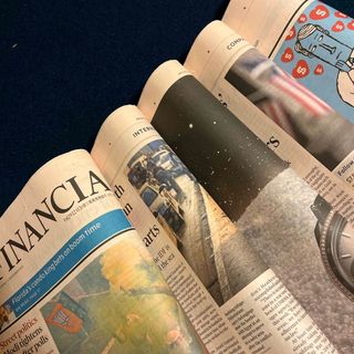 英字新聞FT サーモンピンク色　　　　　　　　　　20頁(見開き5枚)(印刷物)