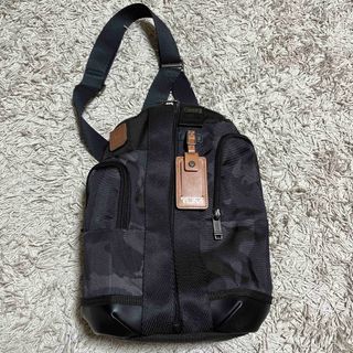 トゥミ(TUMI)の【TUMI】ALPHA BRAVO ボディバッグ（ブラックカモ）(ボディーバッグ)