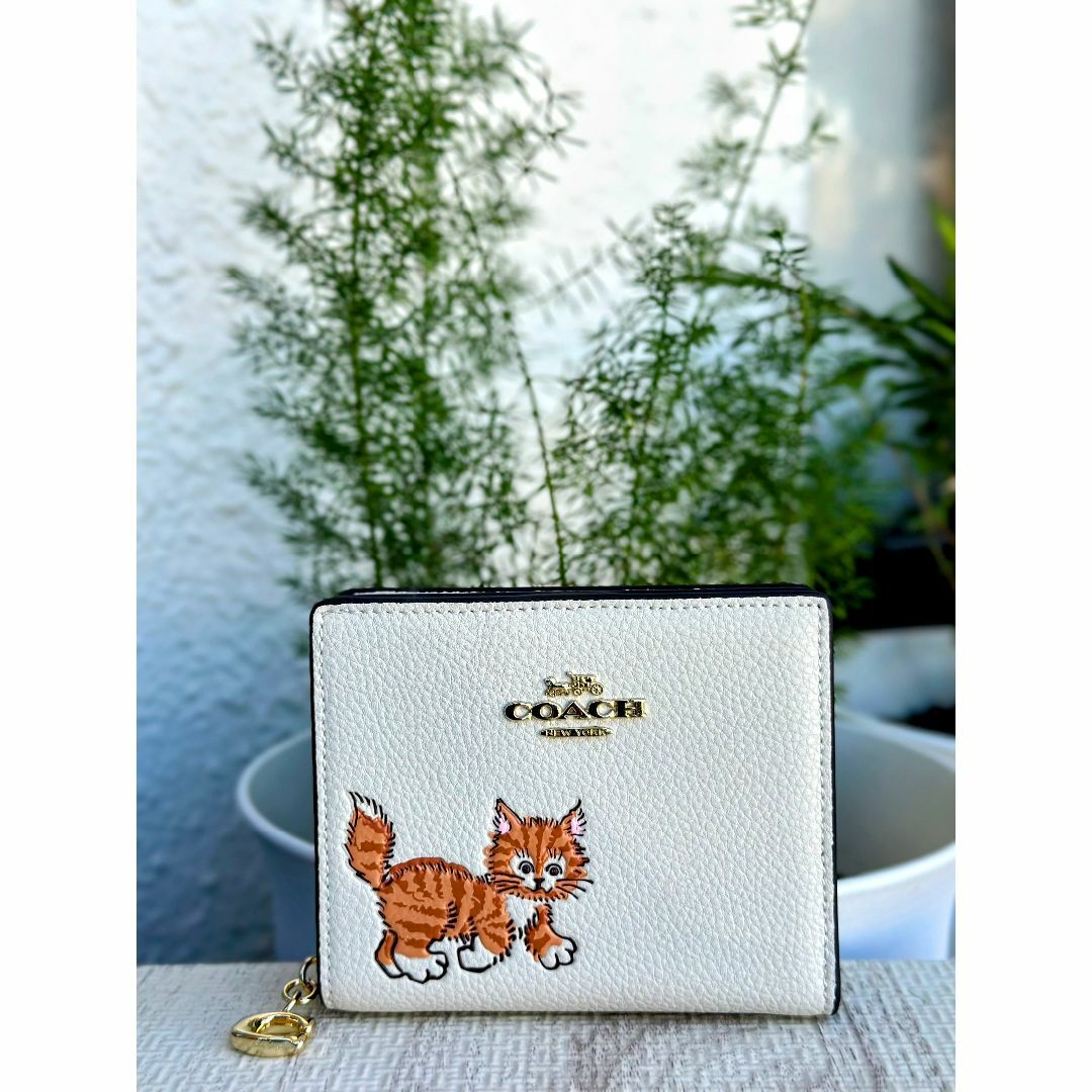 COACH(コーチ)のCOACH CC472の猫柄 折り財布 ダンシング 子猫プリント 白 レディースのファッション小物(財布)の商品写真