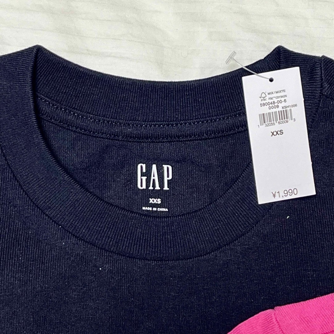 GAP(ギャップ)のGAPメンズXXS Tシャツ タグ付き　新品未使用　ピンク&ブラック2枚セット メンズのトップス(Tシャツ/カットソー(半袖/袖なし))の商品写真