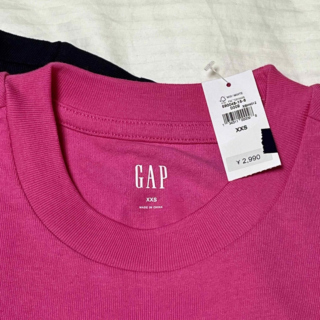 GAP(ギャップ)のGAPメンズXXS Tシャツ タグ付き　新品未使用　ピンク&ブラック2枚セット メンズのトップス(Tシャツ/カットソー(半袖/袖なし))の商品写真