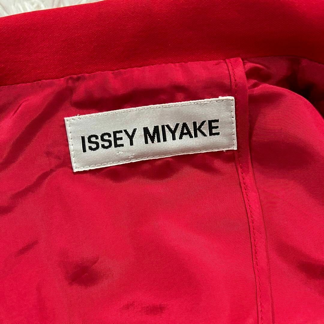 ISSEY MIYAKE(イッセイミヤケ)のイッセイミヤケ ファスナー レッド ジャケット ストレッチ ISSEY レディースのジャケット/アウター(テーラードジャケット)の商品写真
