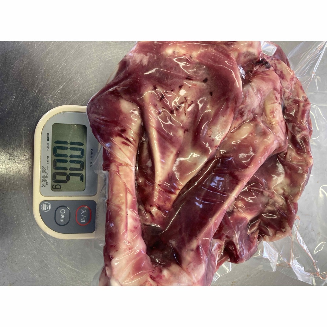 猪骨（肉付き）⭐約1kg‼️⭐︎約22kgのメス猪の骨です。 その他のペット用品(ペットフード)の商品写真