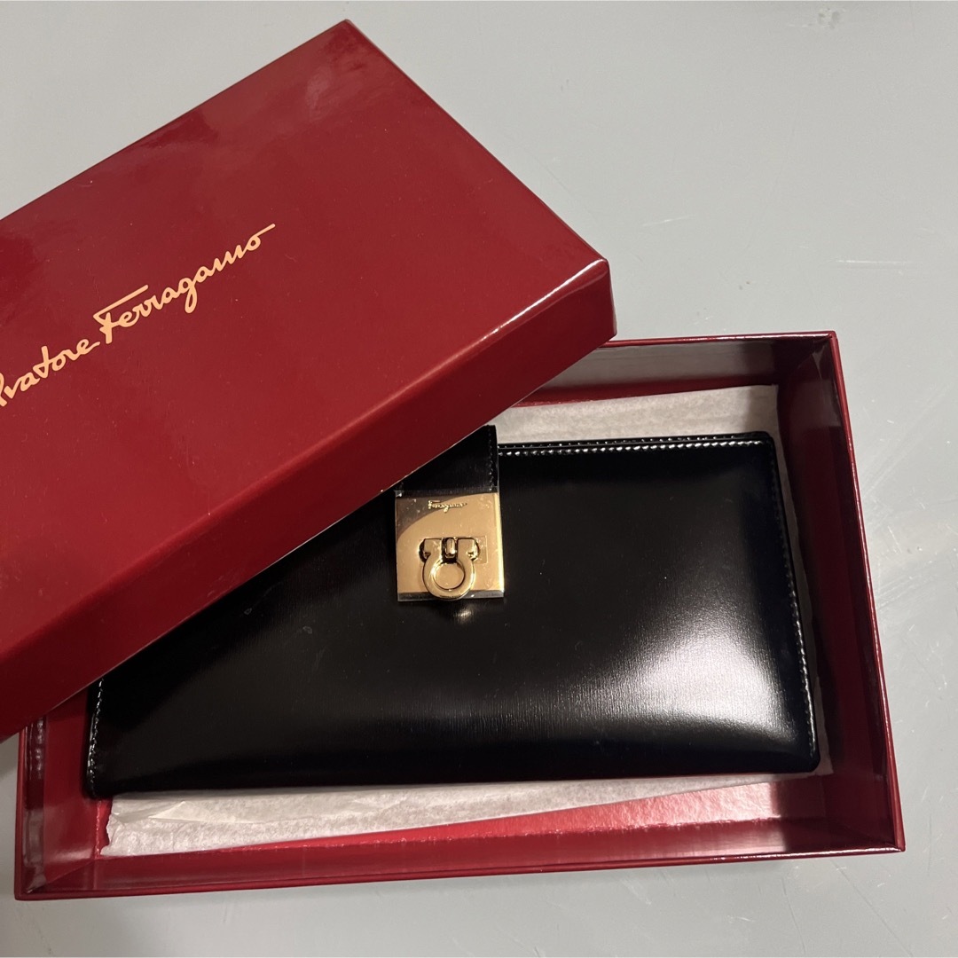 Salvatore Ferragamo(サルヴァトーレフェラガモ)のSalvatore Ferragamo 長財布　新品未使用　ブラック レディースのファッション小物(財布)の商品写真