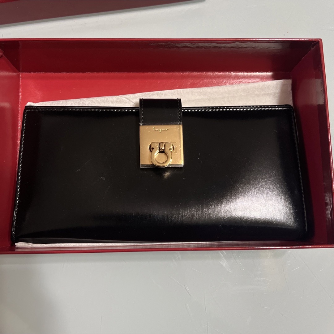 Salvatore Ferragamo(サルヴァトーレフェラガモ)のSalvatore Ferragamo 長財布　新品未使用　ブラック レディースのファッション小物(財布)の商品写真