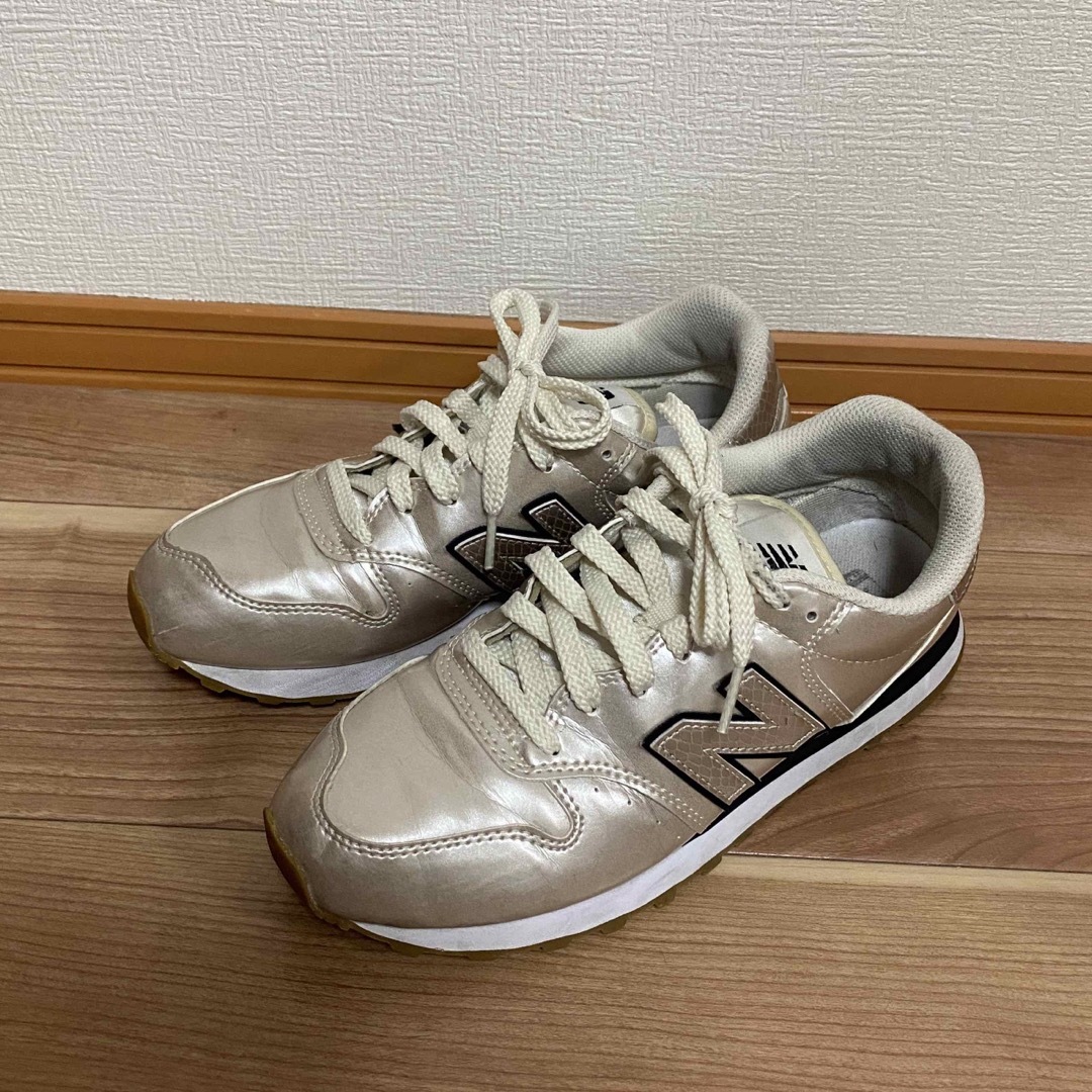 New Balance(ニューバランス)のニューバランス　スニーカー　500 シルバー　クロコ調　24cm レディースの靴/シューズ(スニーカー)の商品写真