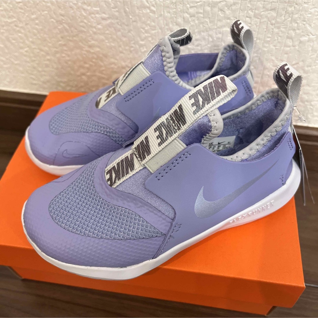 NIKE(ナイキ)の新品　NIKE フレックスランナー　パープル　16cm メタリックロゴ キッズ/ベビー/マタニティのキッズ靴/シューズ(15cm~)(スニーカー)の商品写真