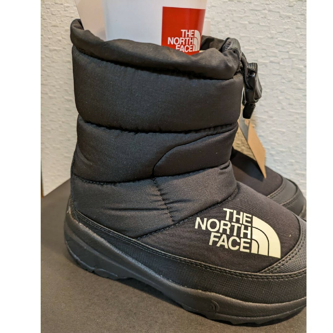 THE NORTH FACE(ザノースフェイス)の【新品タグ付き】ノースフェイス　ブーツ　キッズ　ヌプシ　ブーティ　ブラック　箱有 キッズ/ベビー/マタニティのキッズ靴/シューズ(15cm~)(ブーツ)の商品写真