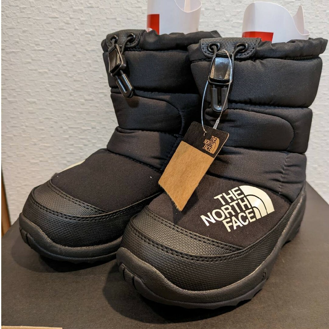 THE NORTH FACE(ザノースフェイス)の【新品タグ付き】ノースフェイス　ブーツ　キッズ　ヌプシ　ブーティ　ブラック　箱有 キッズ/ベビー/マタニティのキッズ靴/シューズ(15cm~)(ブーツ)の商品写真