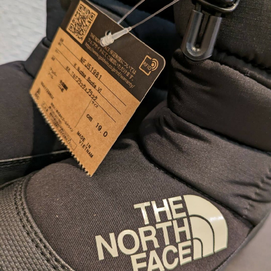 THE NORTH FACE(ザノースフェイス)の【新品タグ付き】ノースフェイス　ブーツ　キッズ　ヌプシ　ブーティ　ブラック　箱有 キッズ/ベビー/マタニティのキッズ靴/シューズ(15cm~)(ブーツ)の商品写真