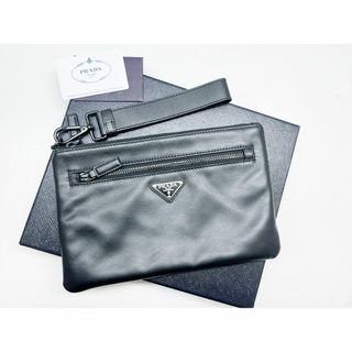 プラダ(PRADA)の美品　プラダ　トライアングルロゴ　レザー　クラッチバッグ　 ストラップ　黒(セカンドバッグ/クラッチバッグ)