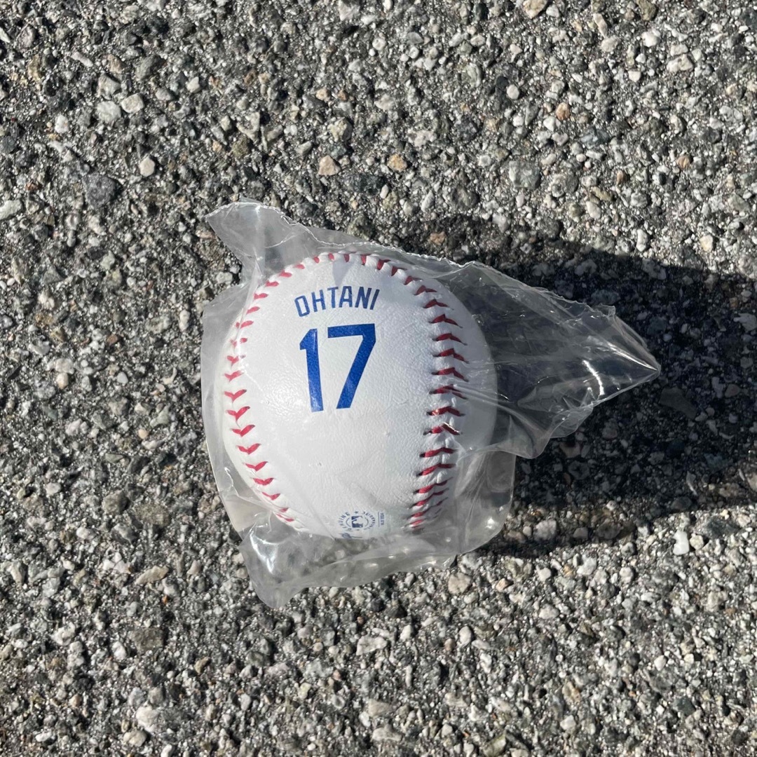 MLB(メジャーリーグベースボール)の大谷翔平　ドジャース　ボール　レプリカ　スタジアム購入 スポーツ/アウトドアの野球(記念品/関連グッズ)の商品写真
