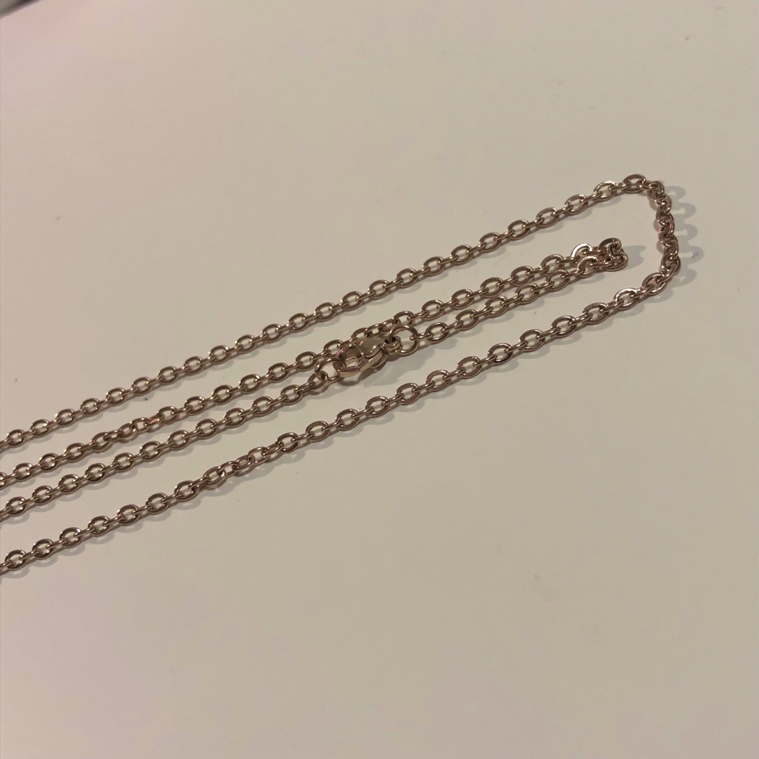 ステンレスネックレス　ピンクゴールド　50cm 細 レディースのアクセサリー(ネックレス)の商品写真