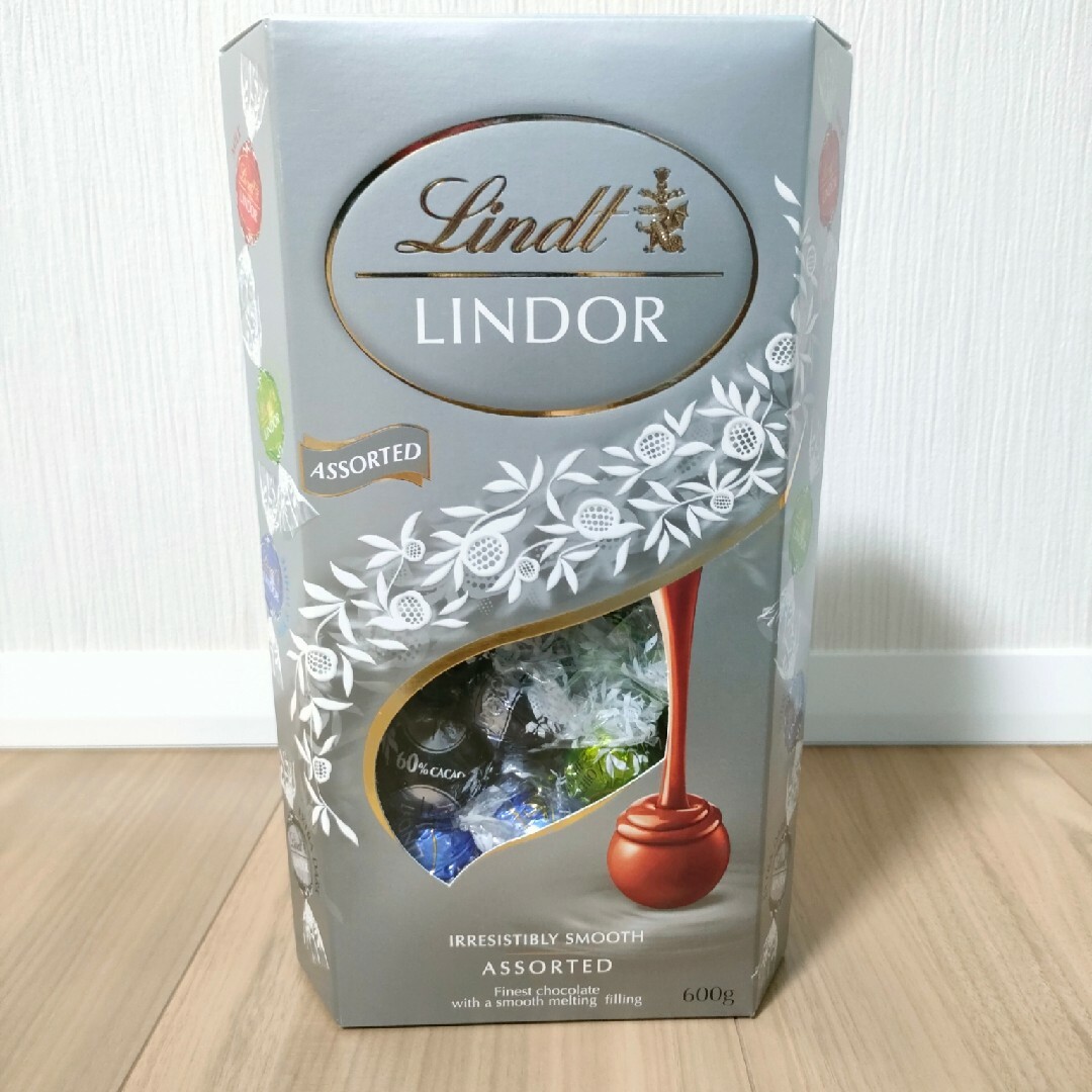 Lindt(リンツ)のリンツリンドールチョコレート シルバー エクストラダーク 10個 食品/飲料/酒の食品(菓子/デザート)の商品写真