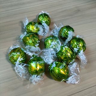 リンツ(Lindt)のリンツリンドールチョコレート シルバー ピスタチオ 10個(菓子/デザート)