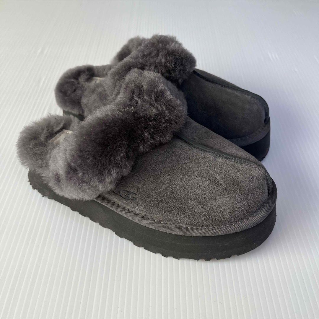 UGG AUSTRALIA(アグオーストラリア)のUGG アグ ディスケット チャコール ムートン スリッパ 厚底 サンダル レディースの靴/シューズ(その他)の商品写真