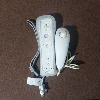 ウィー(Wii)のWii リモコン ヌンチャクセット白 ホワイト シリコンカバー付  任天堂純正品(家庭用ゲーム機本体)