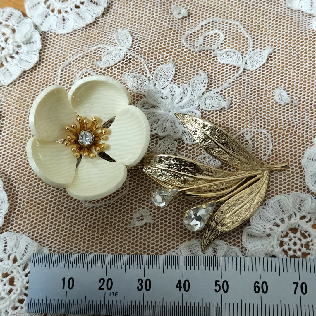 ヴィンテージ アイボリーの立体的な花 ブローチの通販 by ヴィンテージ アイボリーの立体的な花 ブローチの通販 by