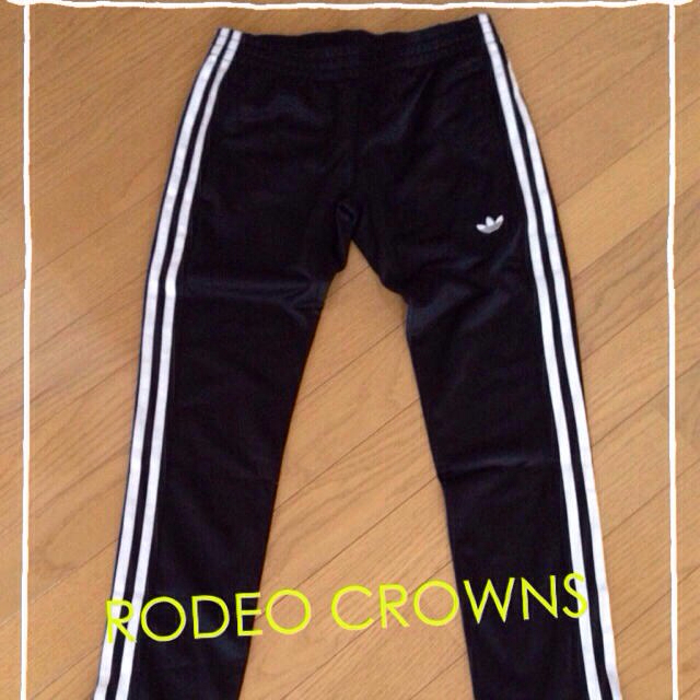 RODEO CROWNS(ロデオクラウンズ)のロデオadidasコラボパンツ レディースのパンツ(カジュアルパンツ)の商品写真