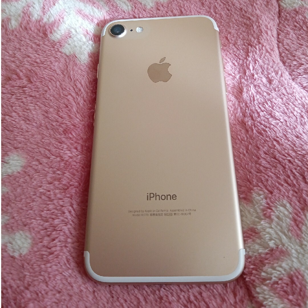 iPhone(アイフォーン)のiPhone7 128GB ゴールド au SIMフリー スマホ/家電/カメラのスマートフォン/携帯電話(スマートフォン本体)の商品写真