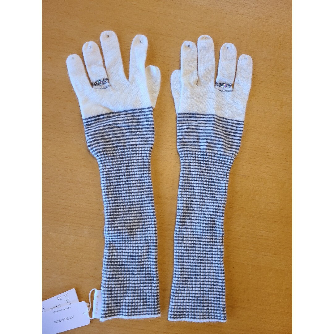 新品タグ付き agnes b.  アニエス  カシミヤロンググローブ  手袋 レディースのファッション小物(手袋)の商品写真