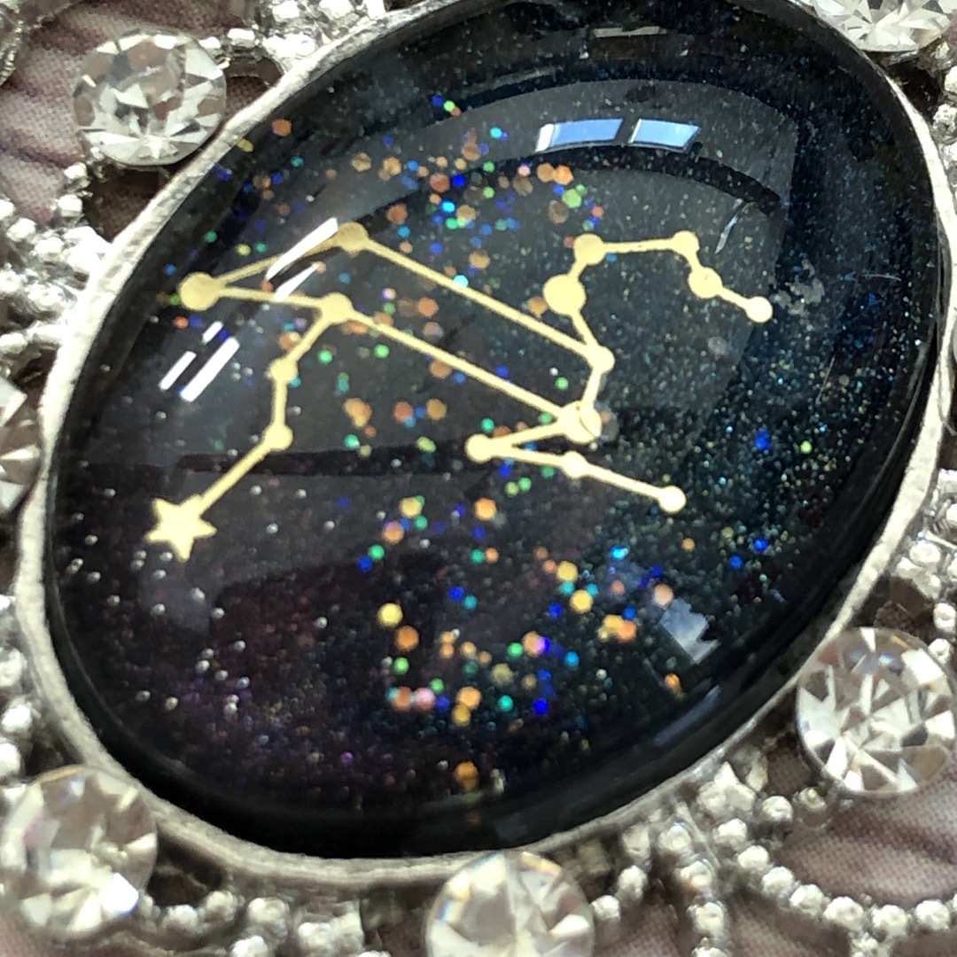🐈‍⬛獅子座　星座ガラスカメオ風ブローチ 銀台座 クリアガラス ハンドメイドのアクセサリー(コサージュ/ブローチ)の商品写真