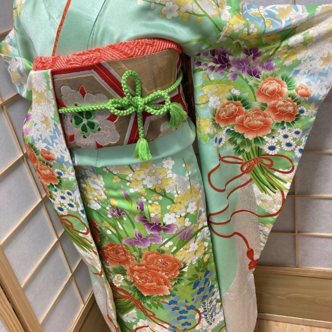 8305］振袖 4点セット！鈴乃屋扱い 成人式 花束文様 駒刺繍 着物 正絹