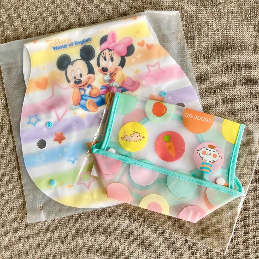 Disney(ディズニー)の【限定非売品】お食事エプロン 2点セット キッズ/ベビー/マタニティの授乳/お食事用品(お食事エプロン)の商品写真