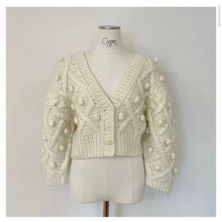 【極美品】cygne 手編みポンポンカーディガン Florent ホワイト(カーディガン)