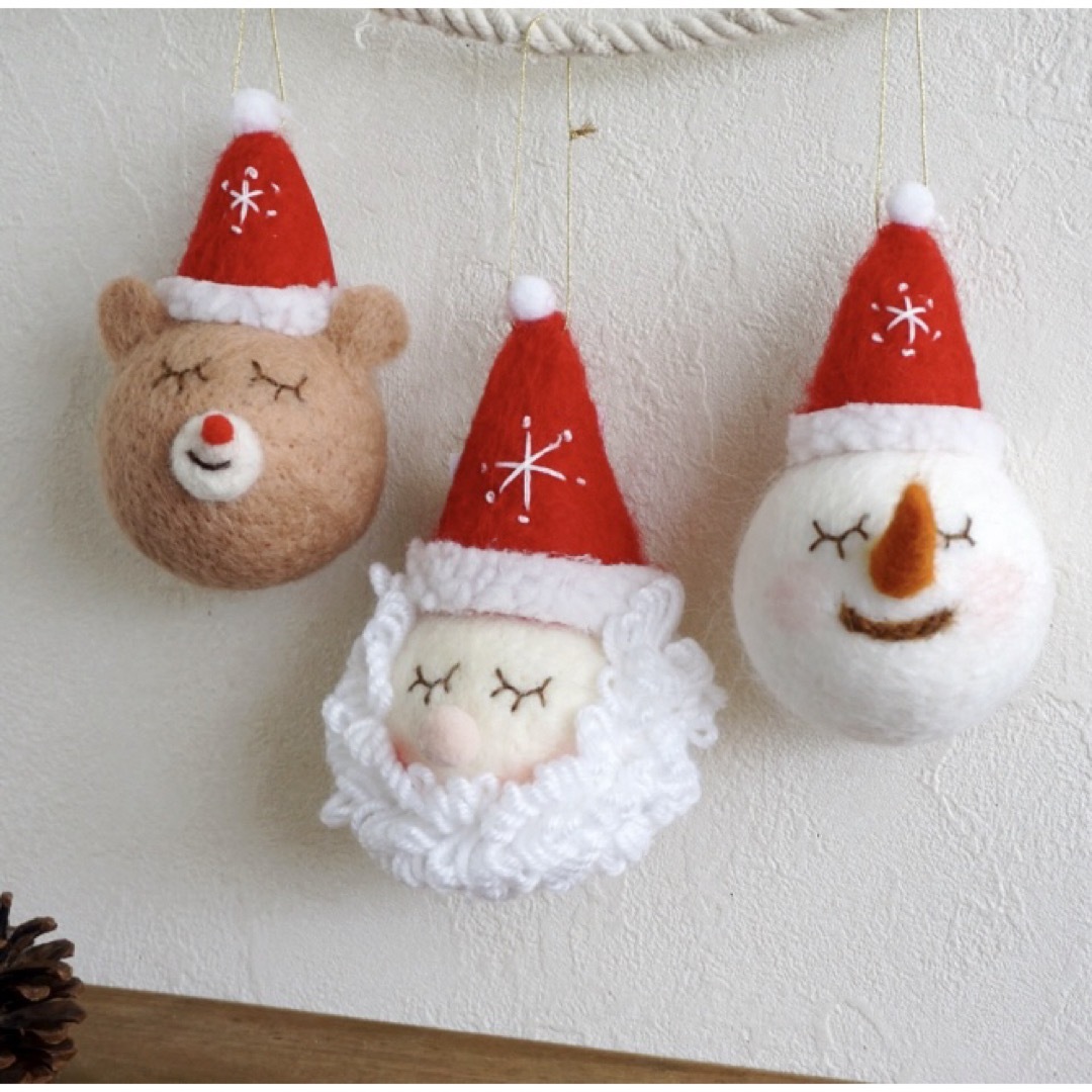 クリスマス　オーナメント　サンタ　スノーマン　クマ　フェルト　北欧　羊毛　3点 ハンドメイドのインテリア/家具(インテリア雑貨)の商品写真