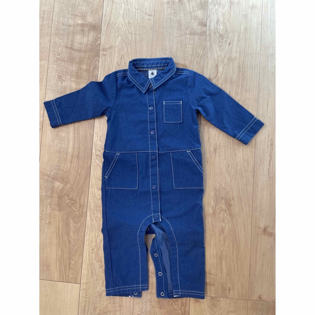 PETIT BATEAU(プチバトー)の【未使用】プチバトー　デニムロンパース キッズ/ベビー/マタニティのベビー服(~85cm)(ロンパース)の商品写真