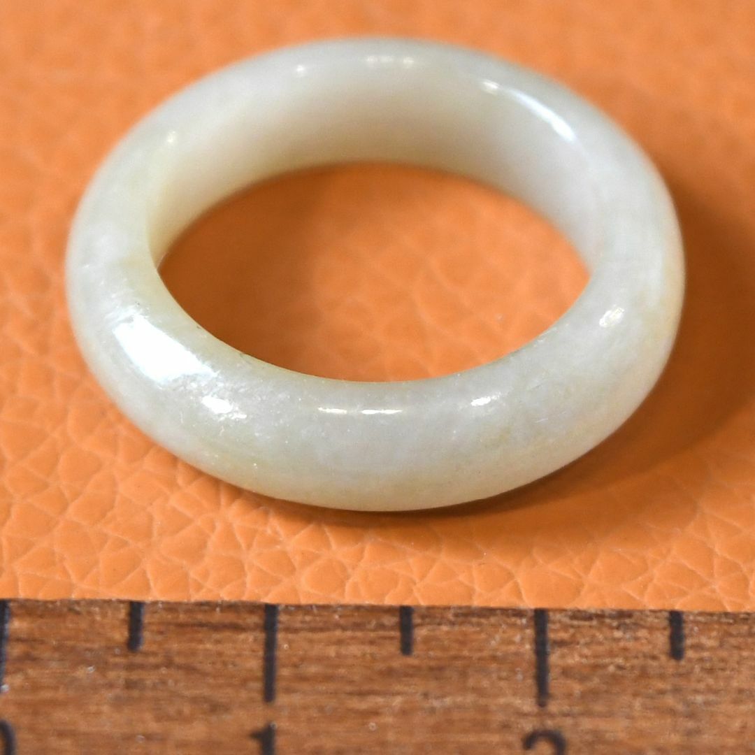 J1130　ヒスイ　翡翠　リング　指輪　15号　ミャンマー　ジェイド　ジェダイト レディースのアクセサリー(リング(指輪))の商品写真