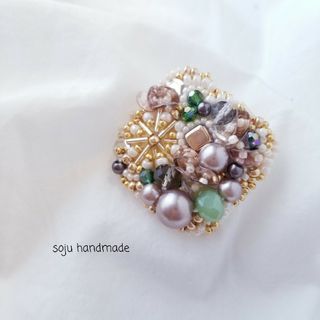 スクエアブローチ　ビーズ刺繍　ブローチ(コサージュ/ブローチ)