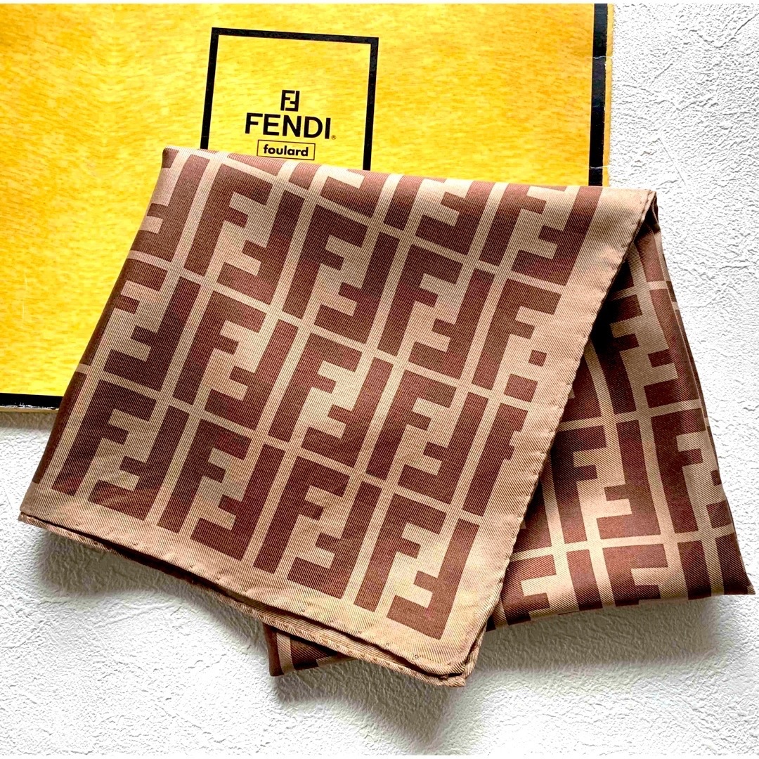 FENDI(フェンディ)のFENDI★フェンディ★シルクスカーフ R★ズッカブラウン♪ レディースのファッション小物(バンダナ/スカーフ)の商品写真