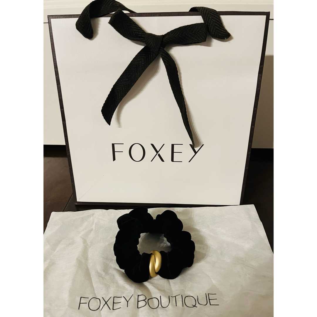 FOXEY(フォクシー)の新品　FOXEY フォクシー　シュシュ　ベルベット　ブラック　ゴールド　ベロア  レディースのヘアアクセサリー(ヘアゴム/シュシュ)の商品写真