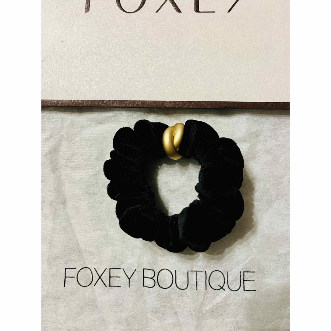 FOXEY(フォクシー)の新品　FOXEY フォクシー　シュシュ　ベルベット　ブラック　ゴールド　ベロア  レディースのヘアアクセサリー(ヘアゴム/シュシュ)の商品写真