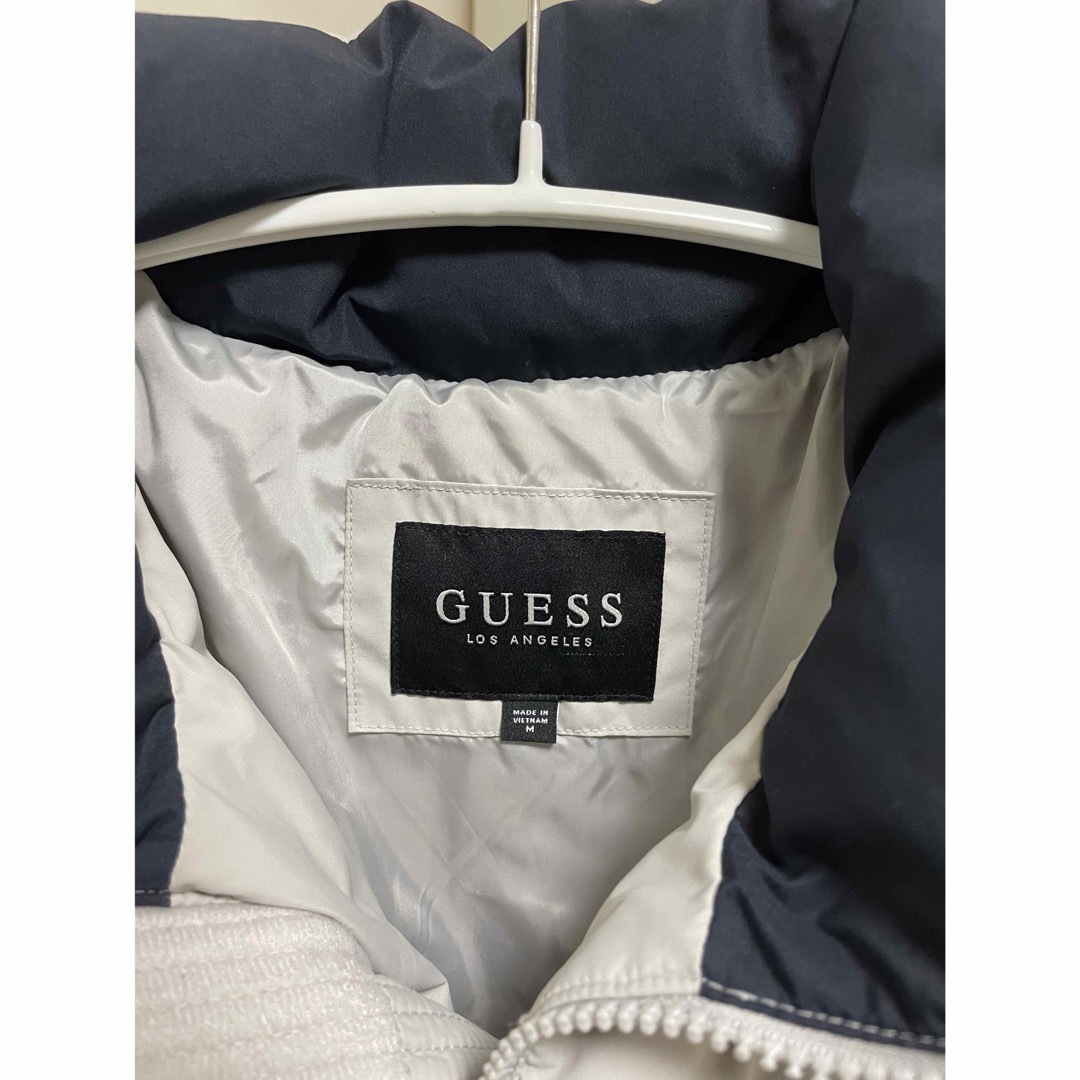 GUESS(ゲス)のguess ホワイトベージュ　ダウンジャケット メンズのジャケット/アウター(ダウンジャケット)の商品写真